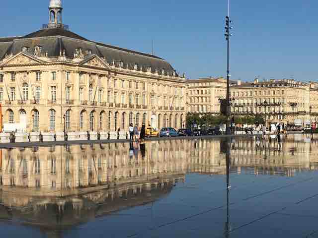 jeux d'enfants au miroir d'eau à Bordeaux