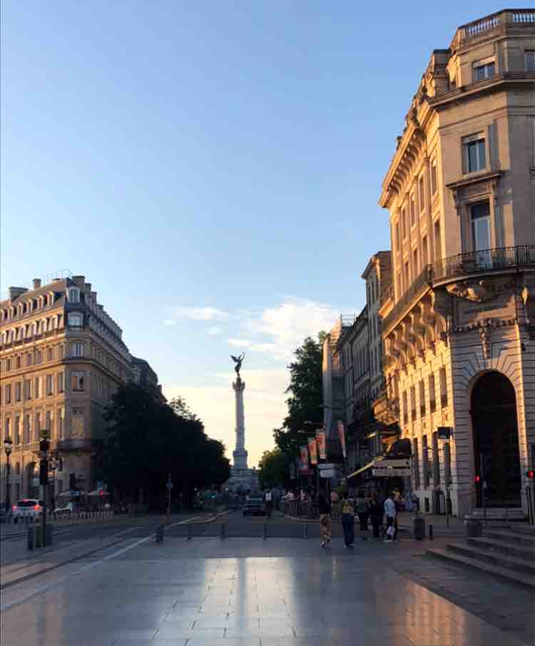 la place des Quinconces le soir