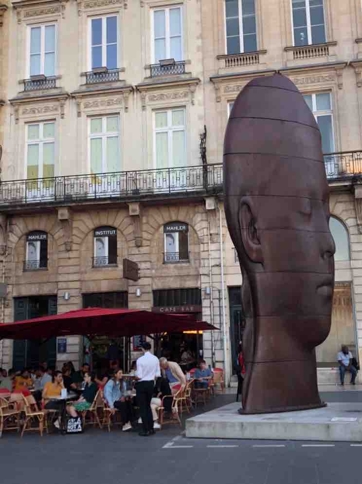 La sculpture Sanna de Jaume Plensa, place de la Comédie